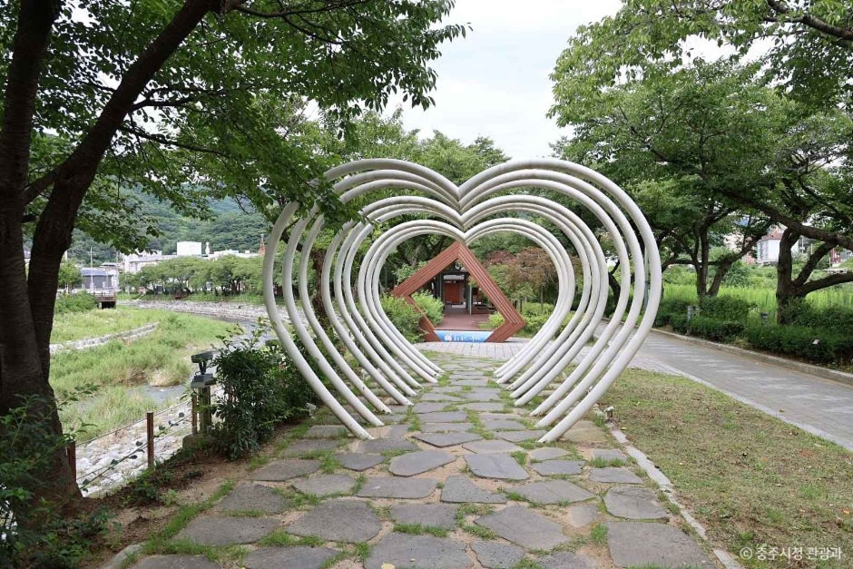 충주 수안보온천 족욕길 이미지 6