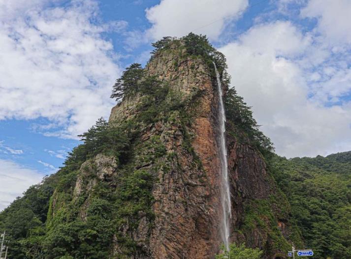 용대 매바위 인공폭포 이미지 1