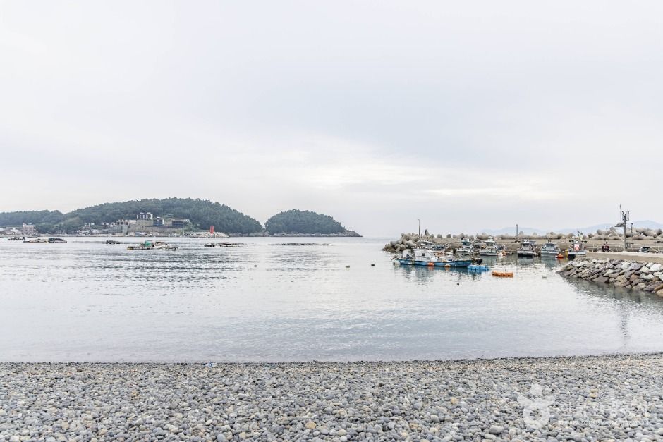 남해 선구몽돌해변 이미지 3