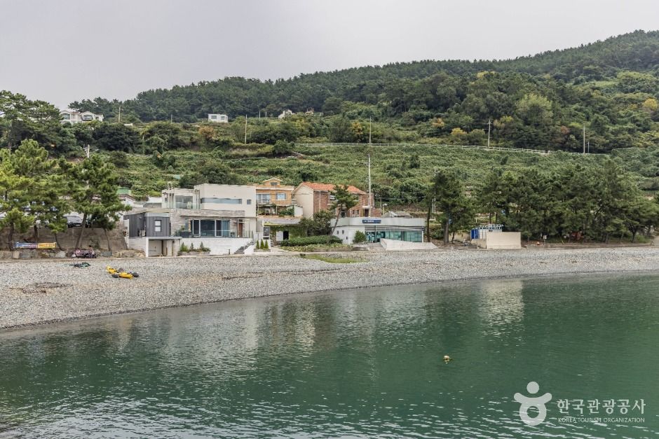 남해 선구몽돌해변 이미지 5