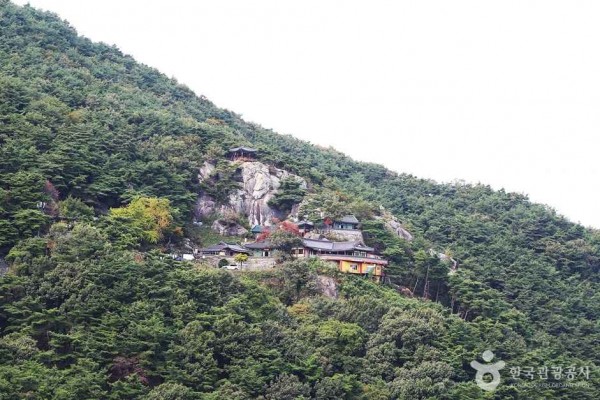 경남산청 정취암_기암절벽에 자리잡은 썸네일